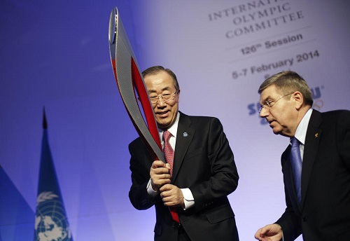 Tổng thư ký Liên Hợp Quốc Ban Ki-moon cầm trên tay ngọn đuốc của Olympic Sochi.